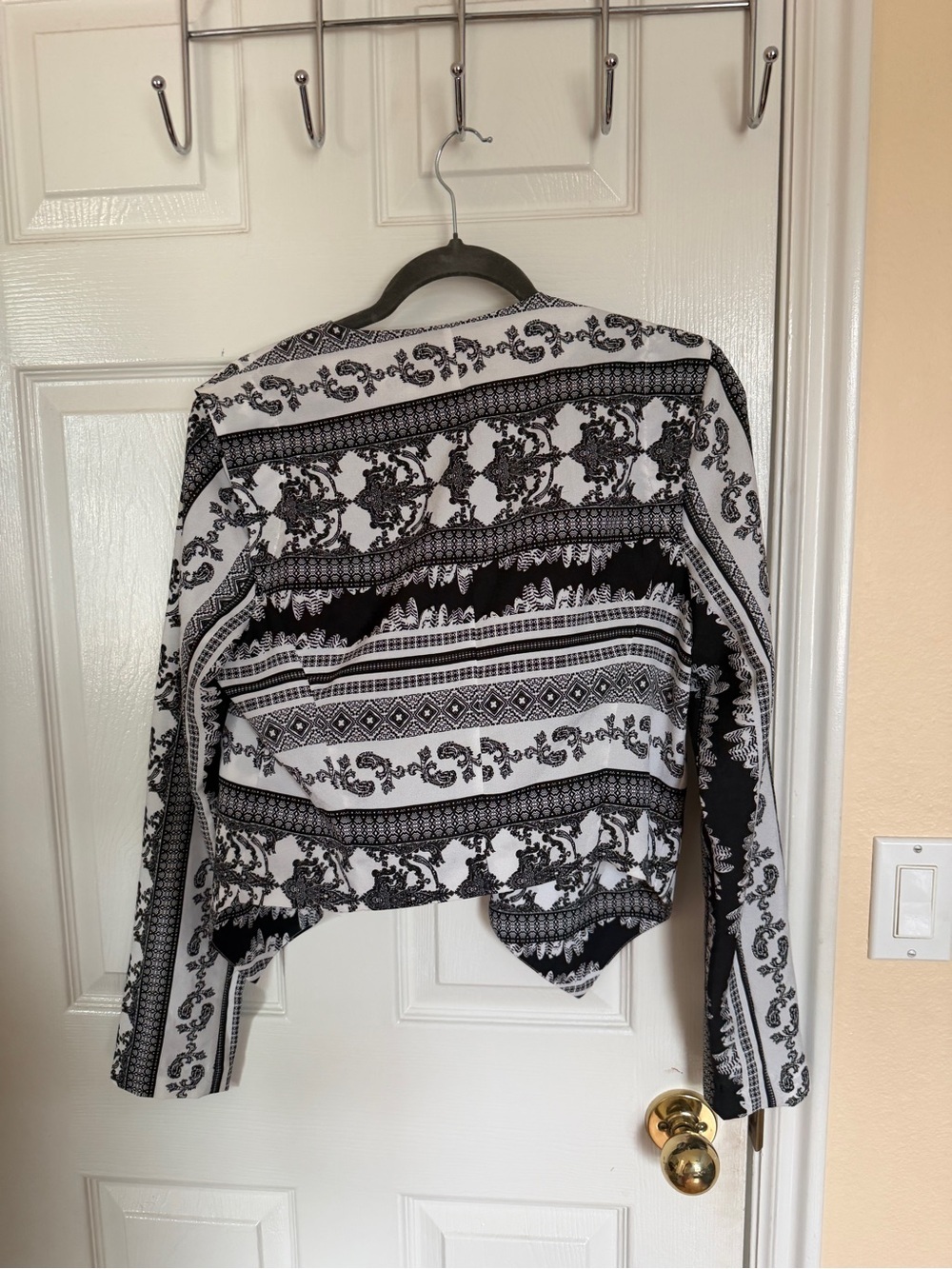 Bebe Black & White Open-Front Pattern blazer/cartigan - Picture 3 of 4